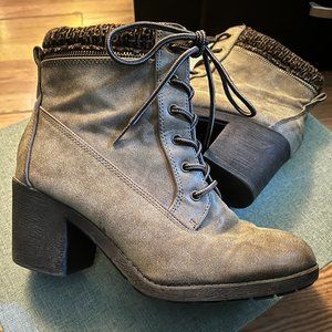 Jellypop Size 10 Taupe Faux Leather Round Toe 3 inch Platform Heel Lace-Up Boots